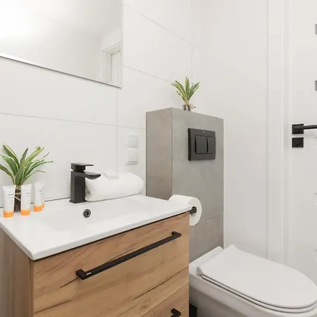 Comfortable Underground Studio Batorego By Renters Daire Varşova